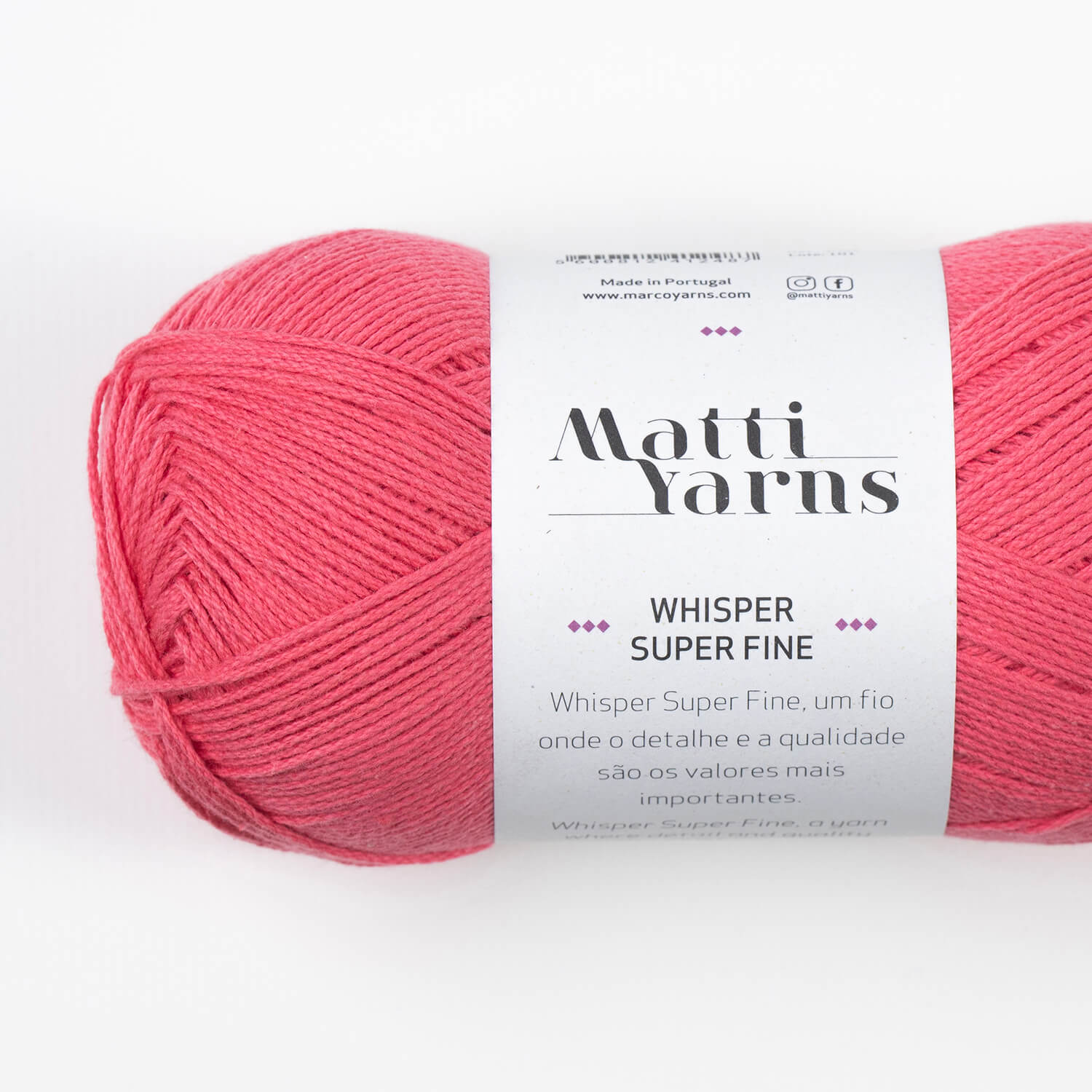 Novelo de fio rosa com etiqueta Matti Yarns Whisper Super Fine