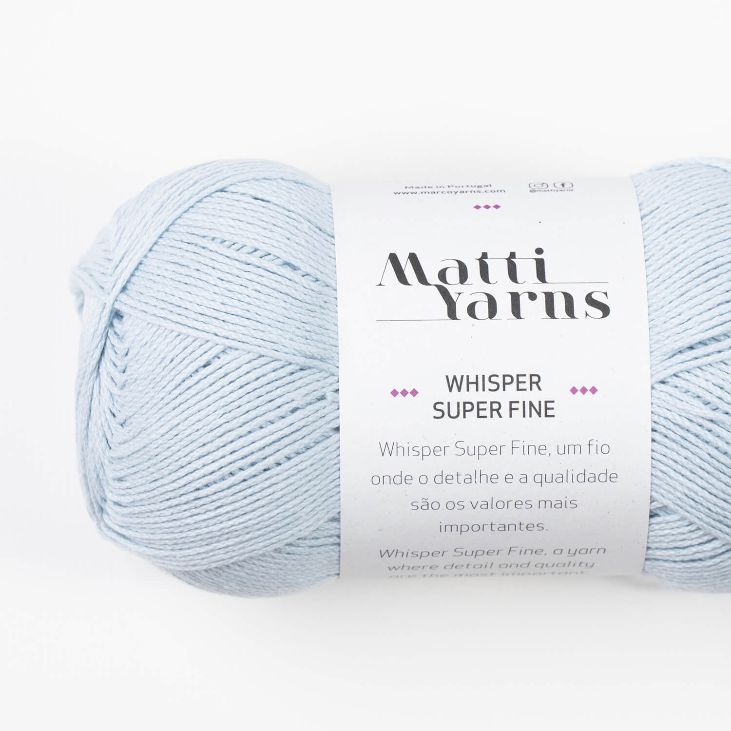 Novelo de fio azul claro Matti Yarns Whisper Super Fine com rótulo branco