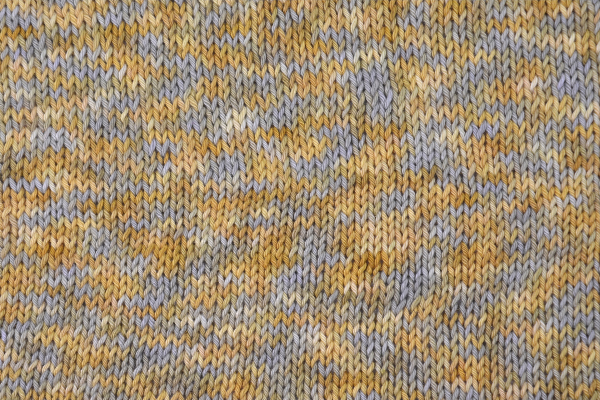 Tecido de malha mesclado amarelo, cinza e azul claro