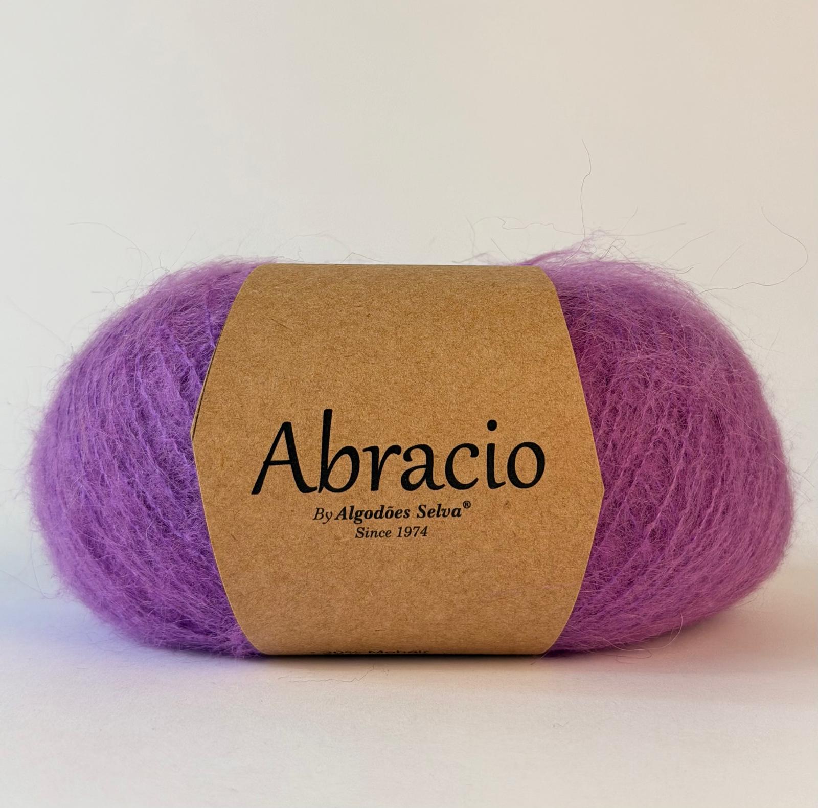 Novelo de lã roxa com rótulo de papel castanho claro