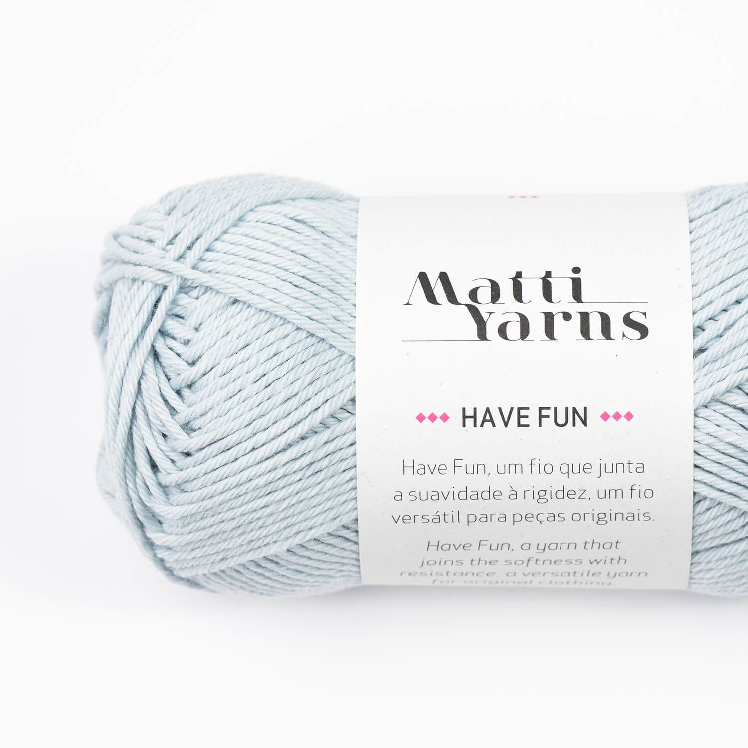 Novelo de fio azul claro da marca Matti Yarns com etiqueta branca