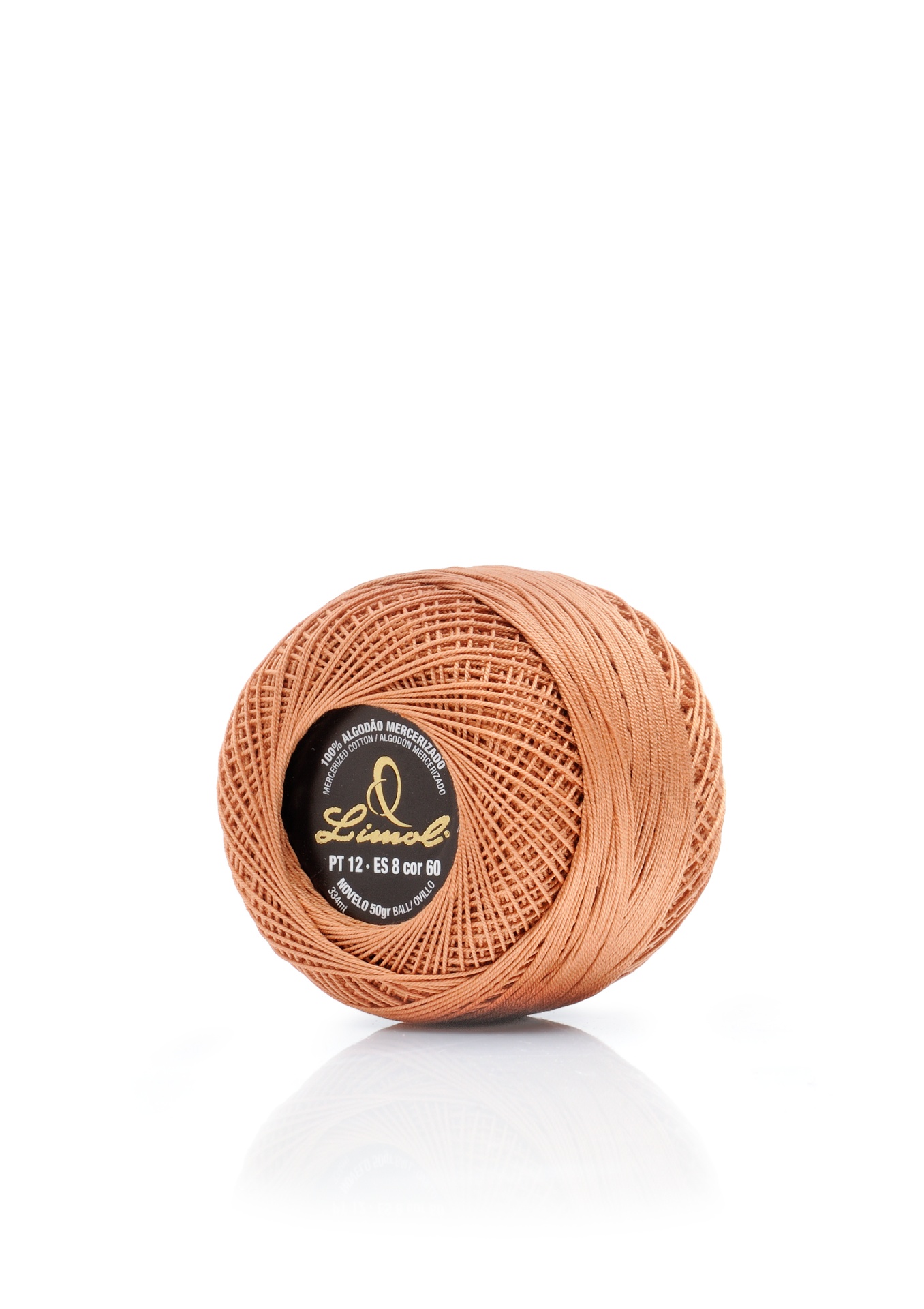 Rolo de linha de algodão cor cobre claro com etiqueta preta