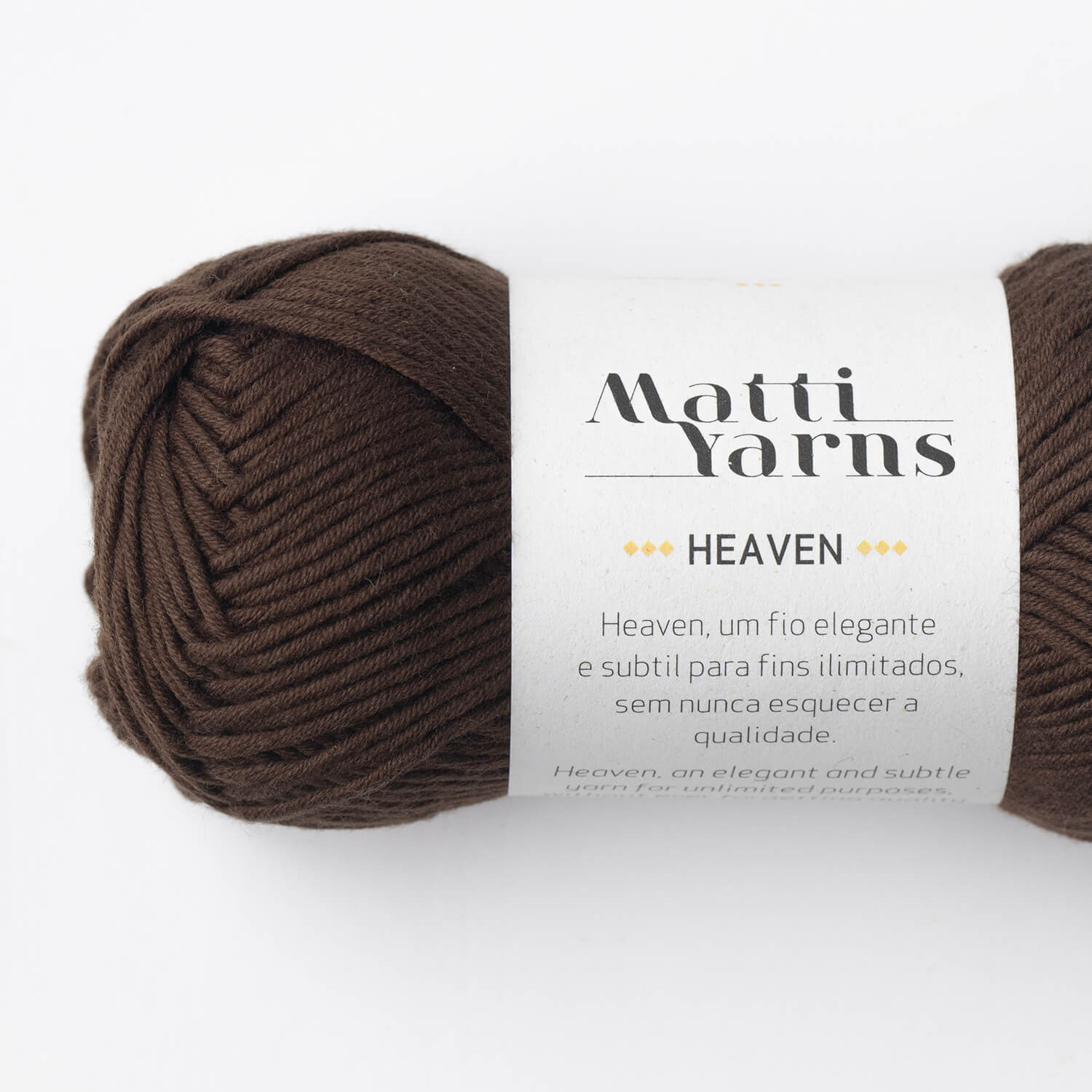 Novelo de fio de lã castanho escuro Matti Yarns HEAVEN com etiqueta branca
