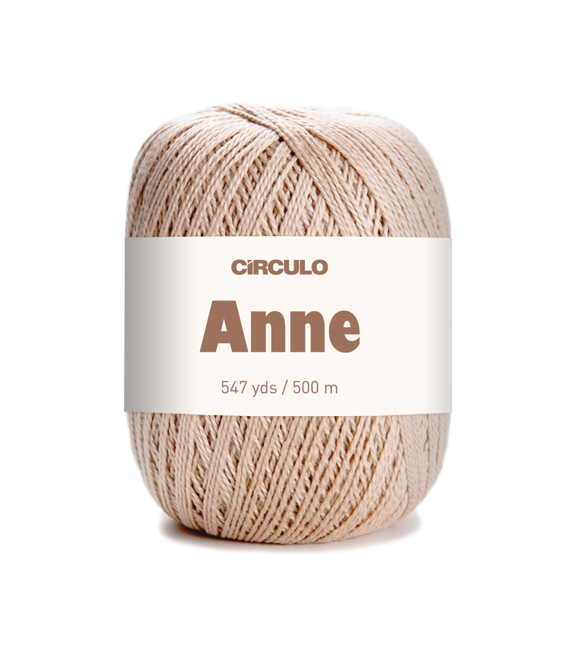 Novelo de linha bege claro com etiqueta branca e texto CÍRCULO Anne 547 yds / 500 m