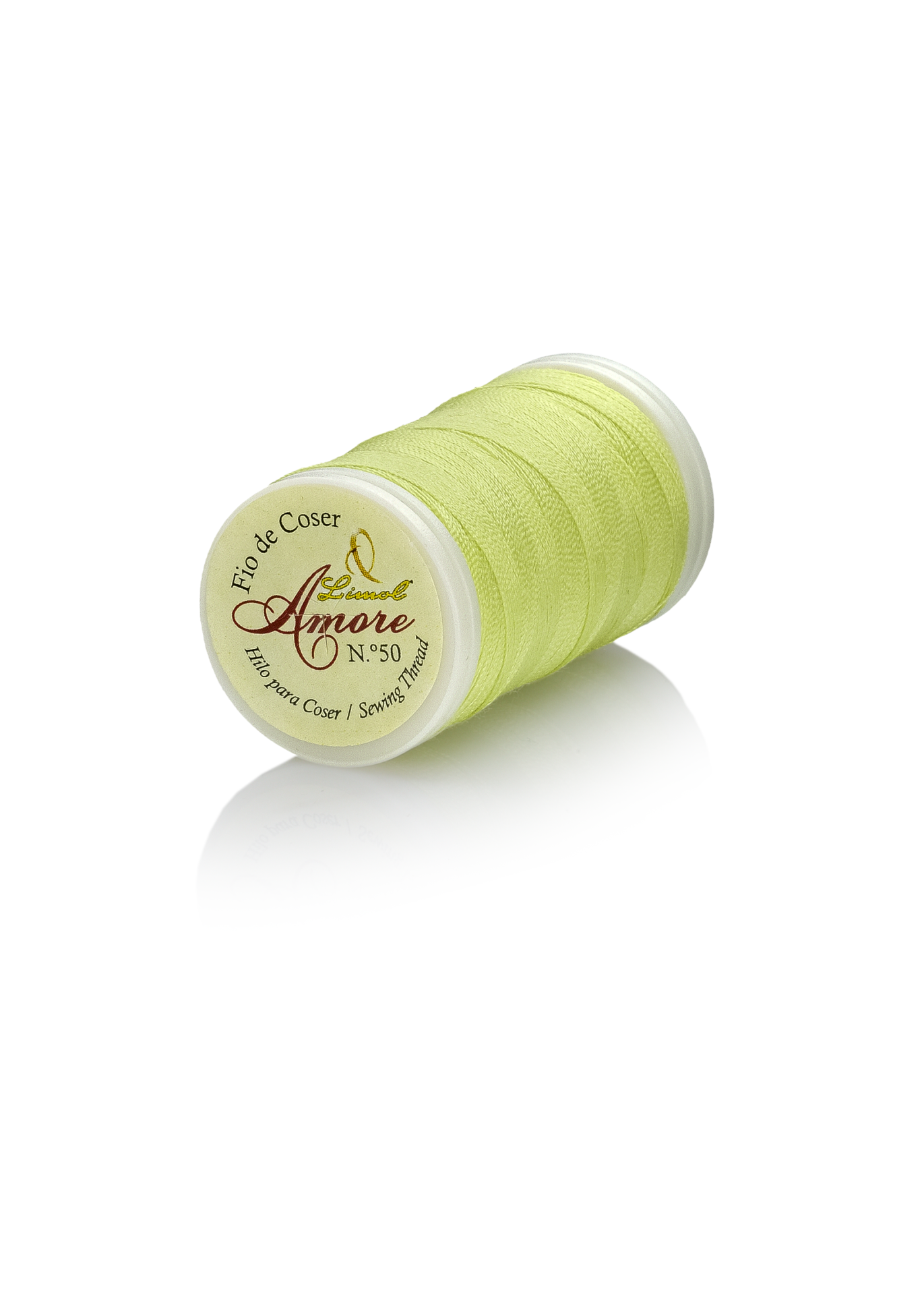 Carretel de linha de costura Amore amarelo claro sobre superfície branca
