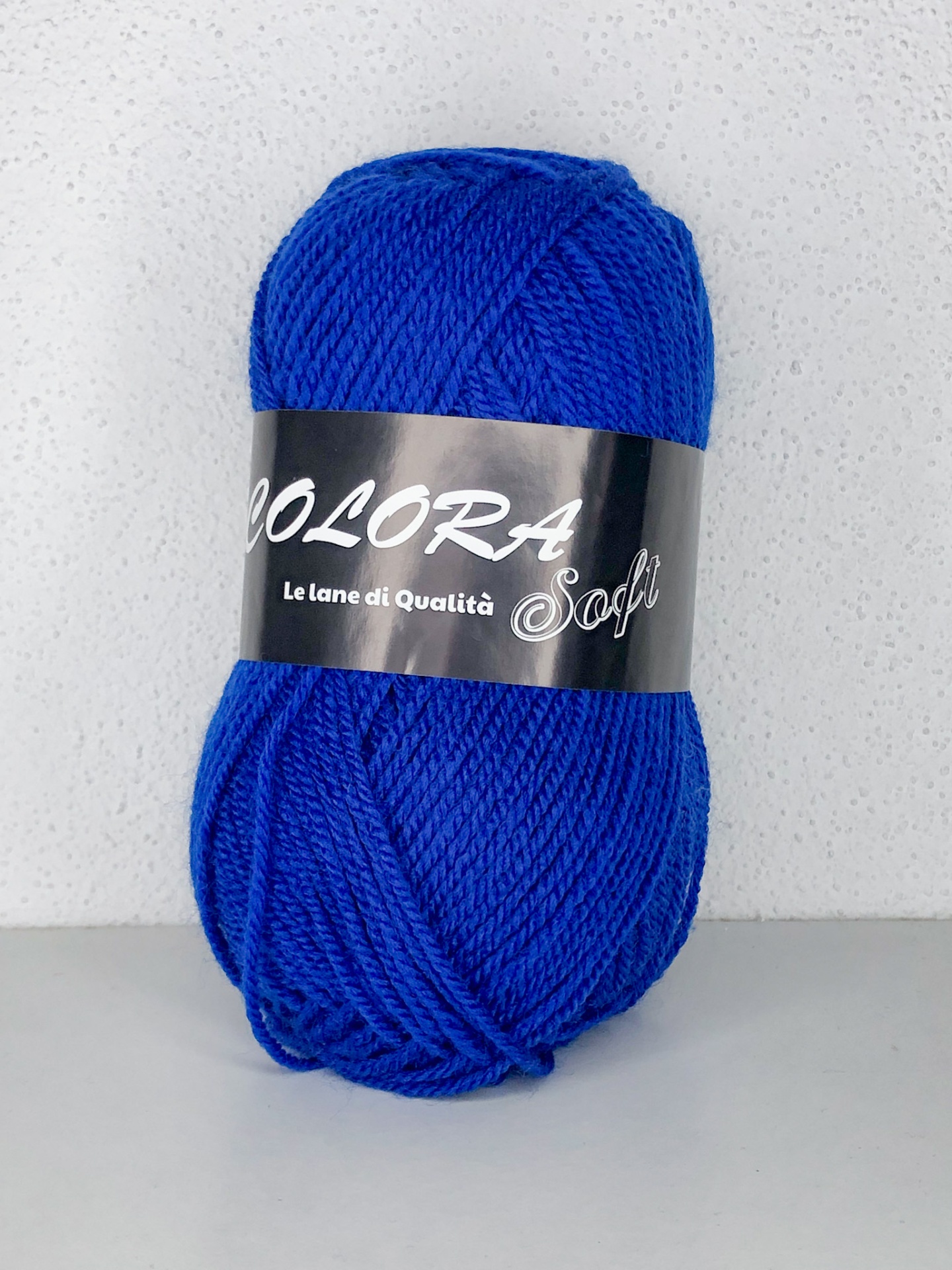 Novelo de lã azul com etiqueta preta