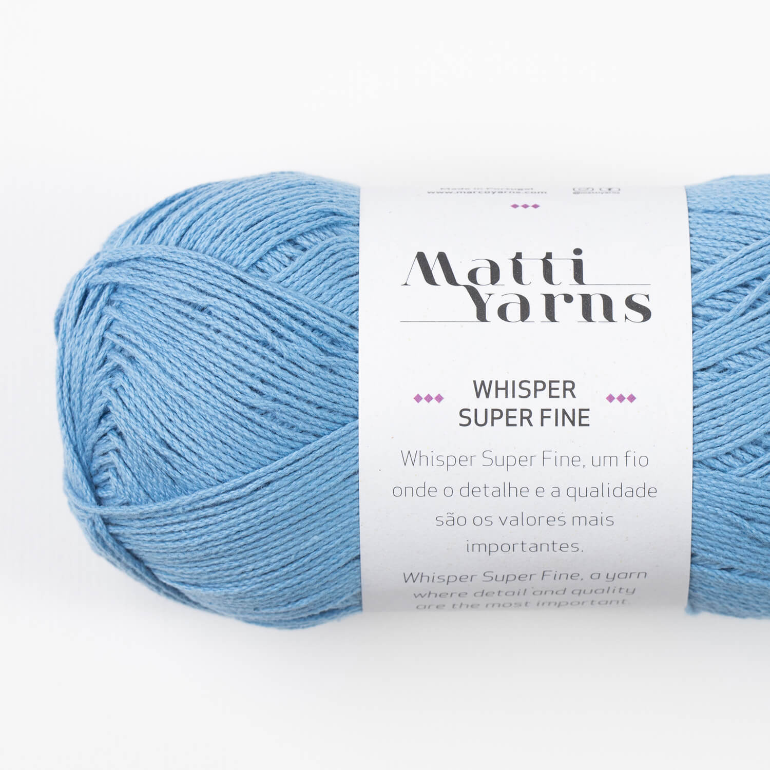 Novelo de lã azul claro com etiqueta branca da Matti Yarns Whisper Super Fine