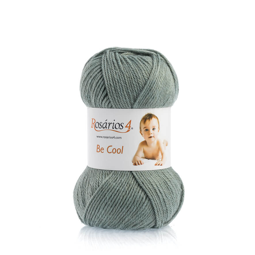 Novelo de lã verde-acinzentada com etiqueta branca com texto e imagem de bebé