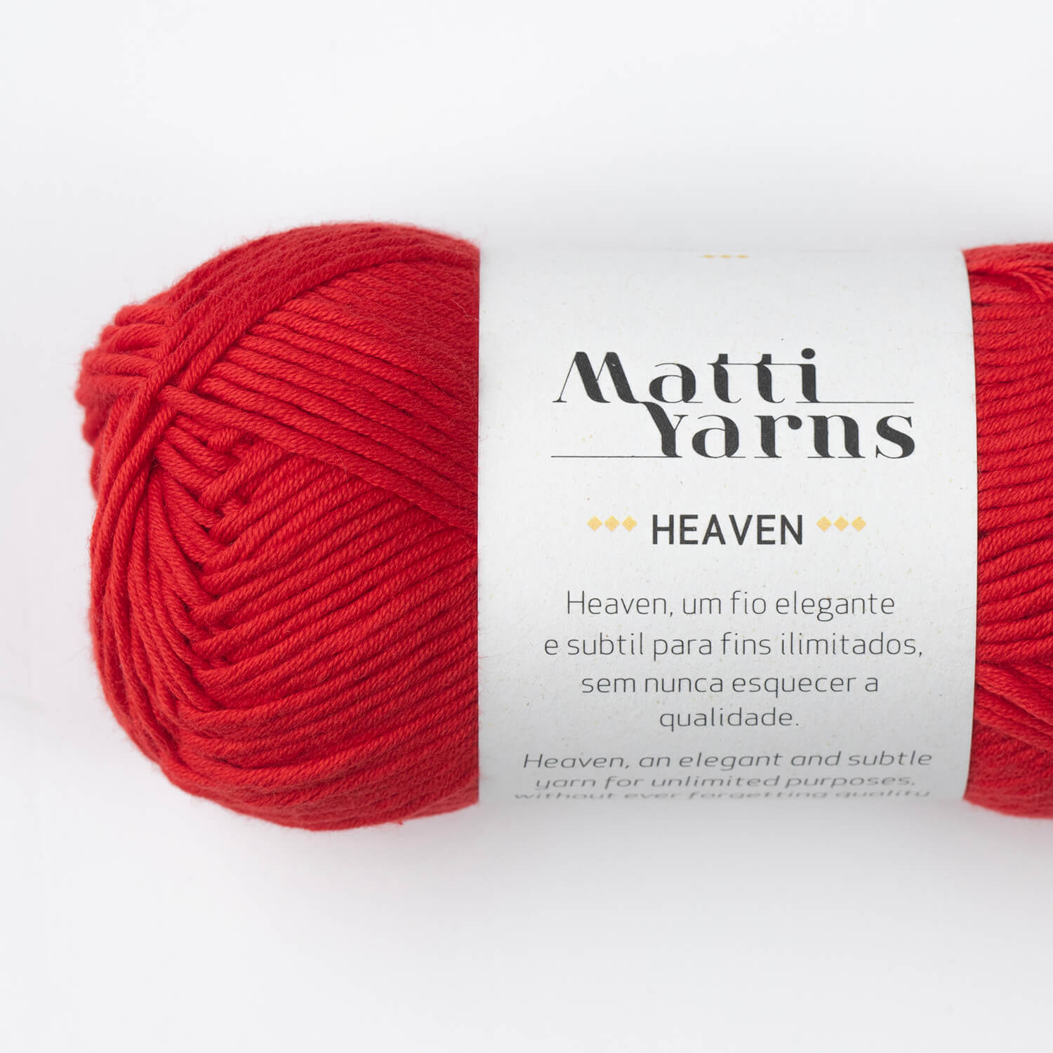 Novelo de fio vermelho Matti Yarns com etiqueta branca