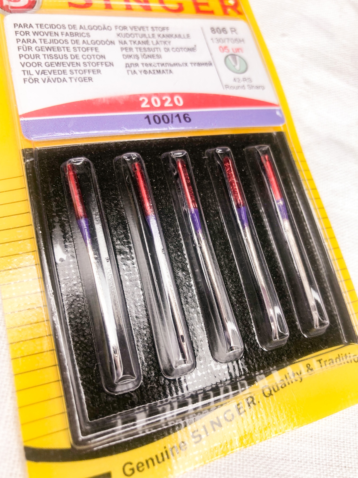 Pacote amarelo com cinco agulhas para máquina de costura SINGER