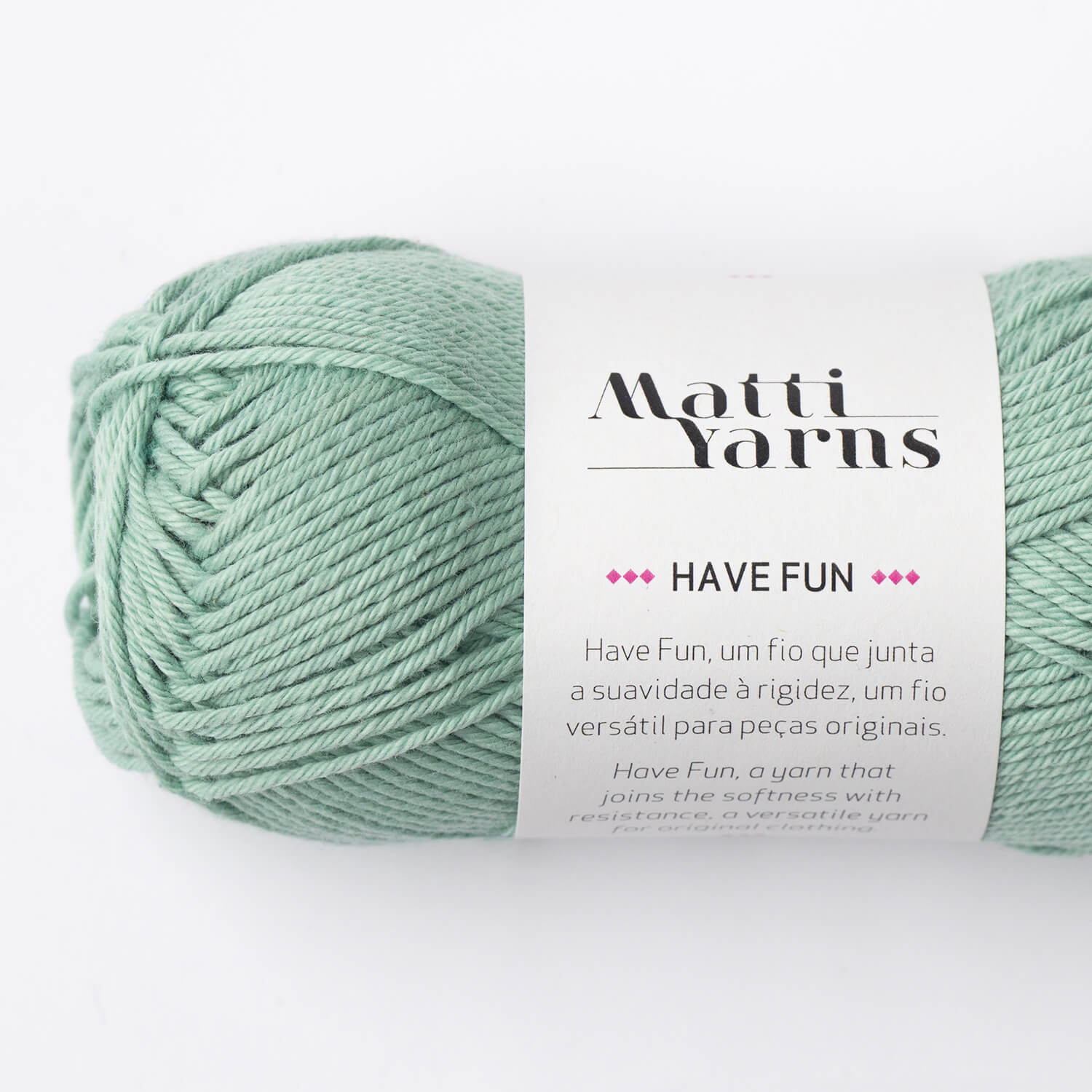 Novelo de fio de lã verde claro com rótulo branco da marca Matti Yarns