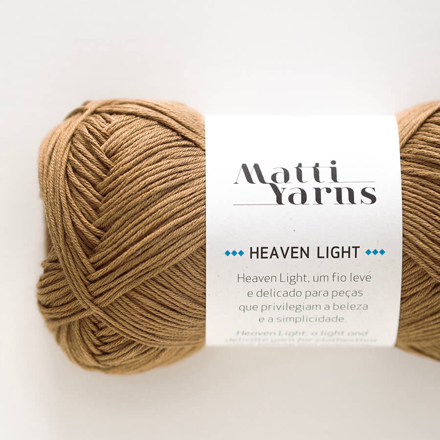 Novelo de fio castanho com rótulo branco de marca Matti Yarns Heaven Light