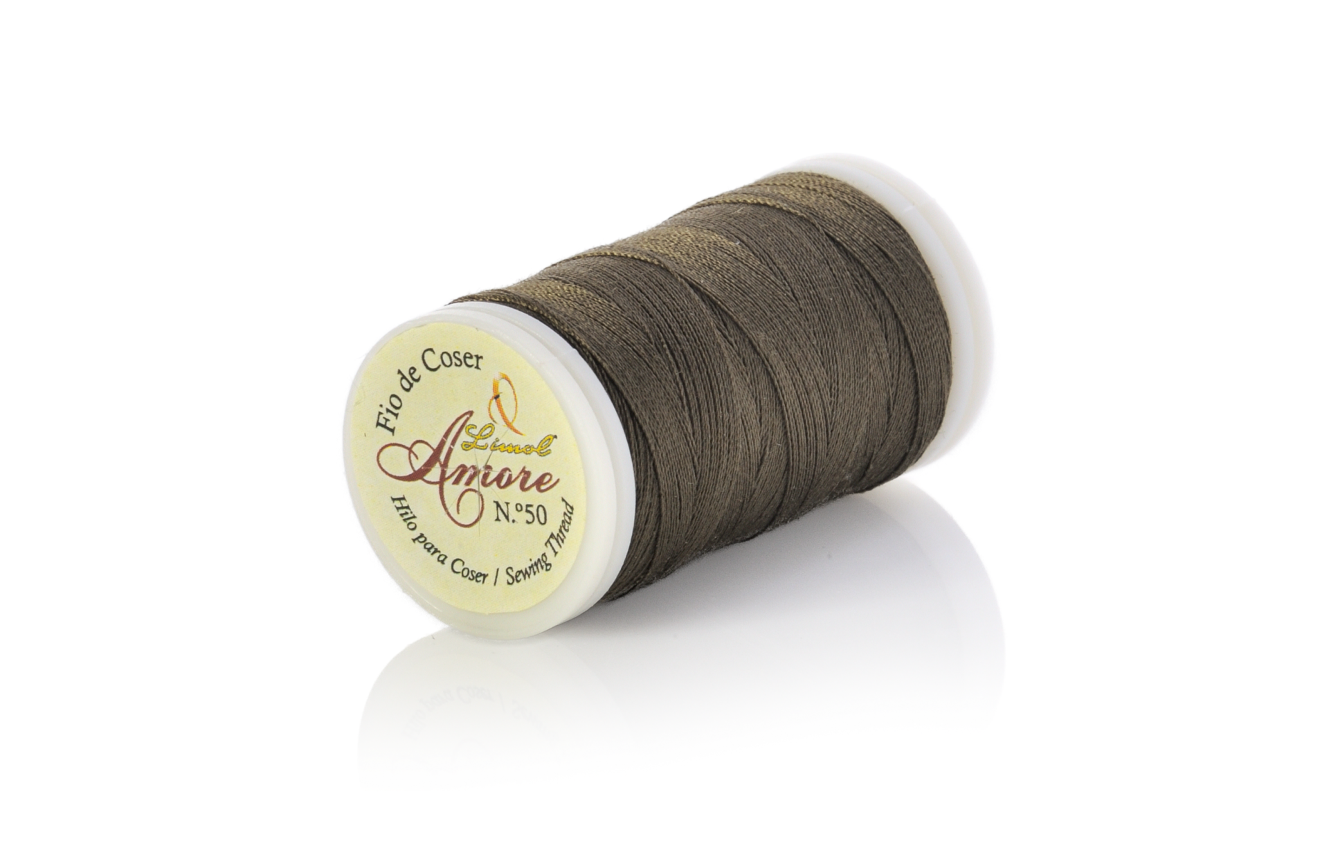 Bobina de linha de coser castanho escuro com etiqueta branca