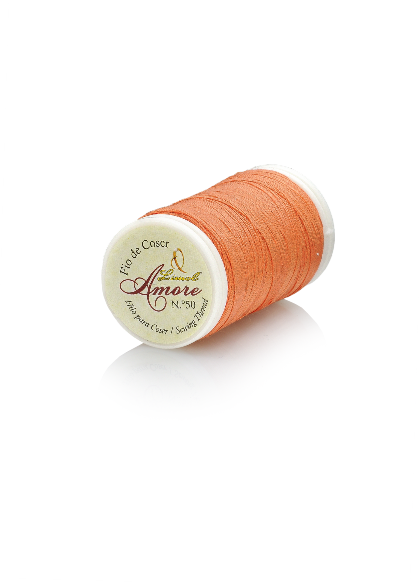 Carretel de linha de costura cor de laranja com etiqueta branca