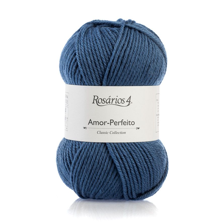 Novelo de lã azul escura Rosários 4 com etiqueta branca e texto Amor-Perfeito Classic Collection