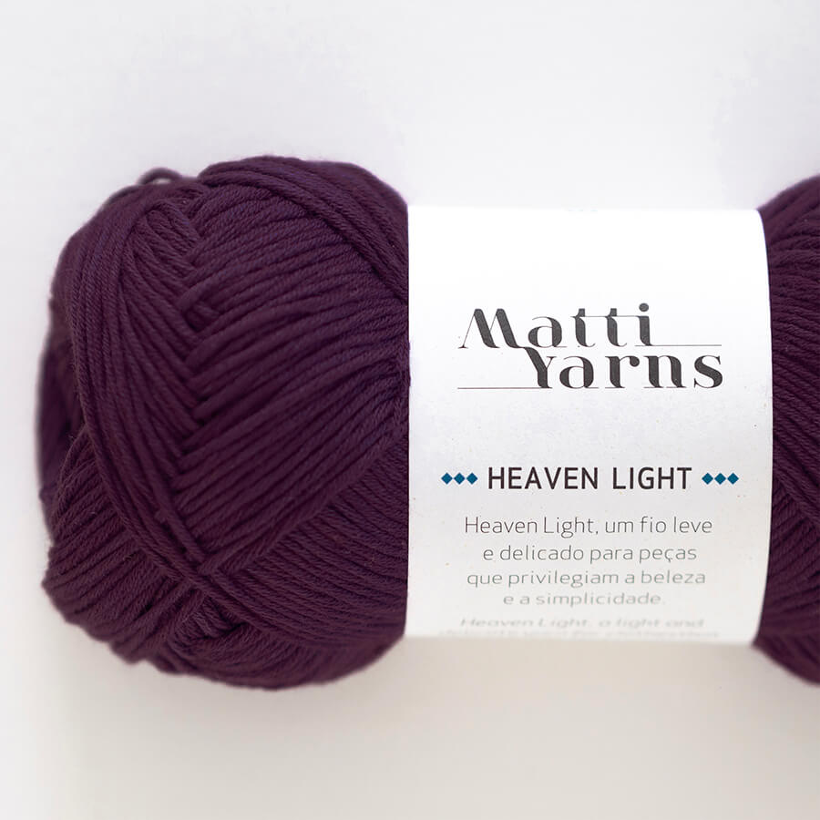Novelo de lã roxo escuro Matti Yarns Heaven Light com etiqueta branca