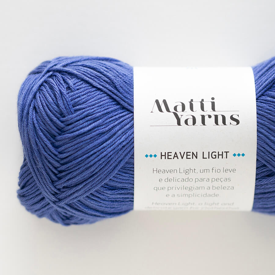 Novelo de lã azul com etiqueta branca da marca Matti Yarns, modelo HEAVEN LIGHT