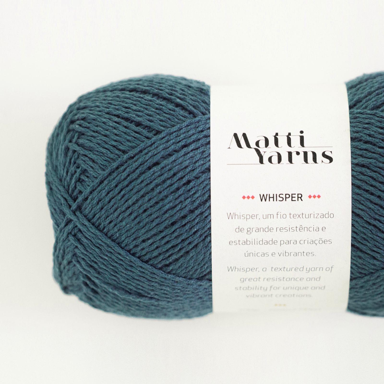 Novelo de lã azul esverdeada com etiqueta branca da marca Matti Yarns