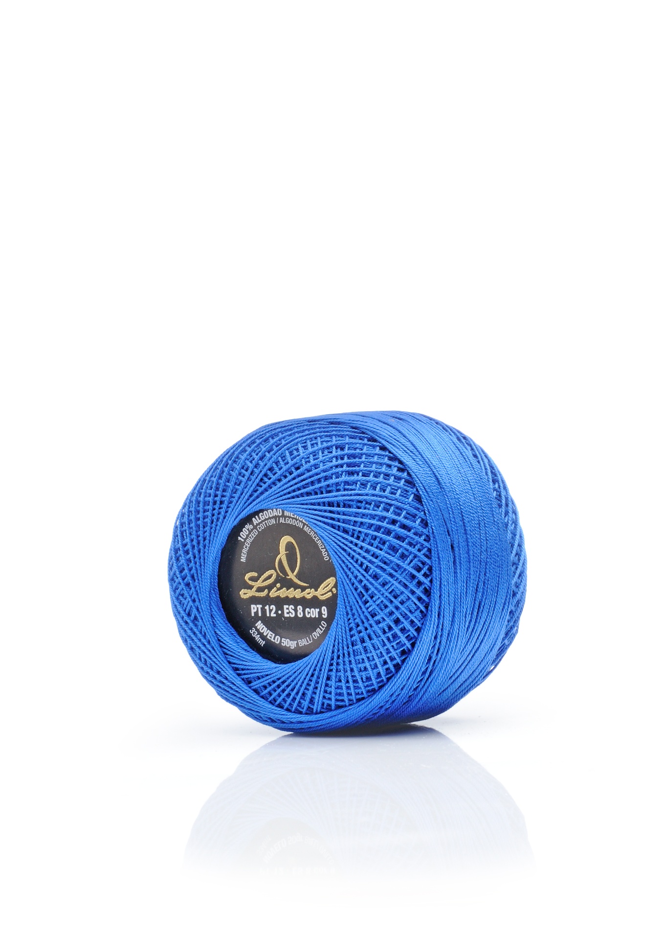 Rolo de linha azul com etiqueta preta e dourada sobre superfície branca