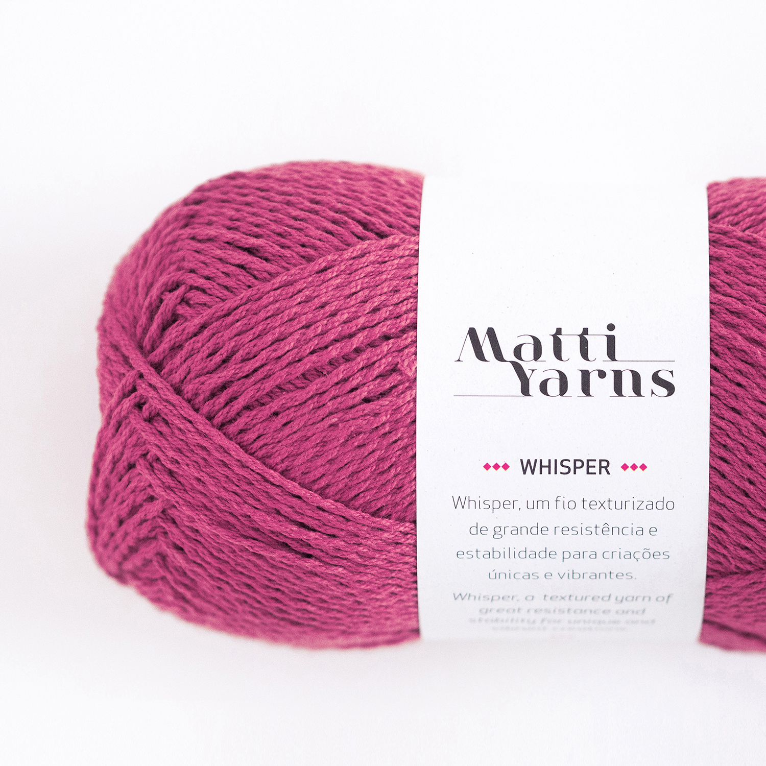 Novelo de fio texturizado cor magenta com etiqueta branca da Matti Yarns