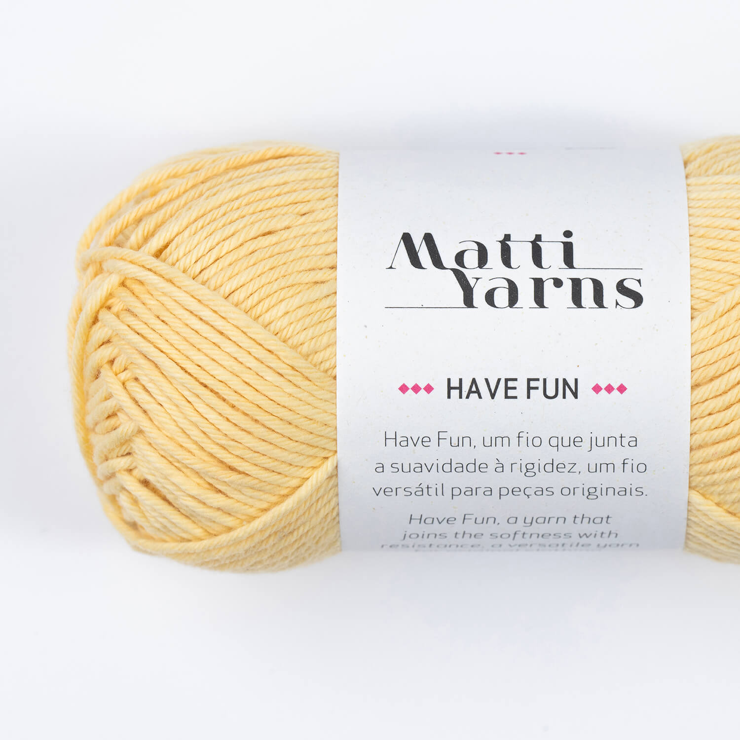 Novelo de fio amarelo claro da marca Matti Yarns com etiqueta HAVE FUN