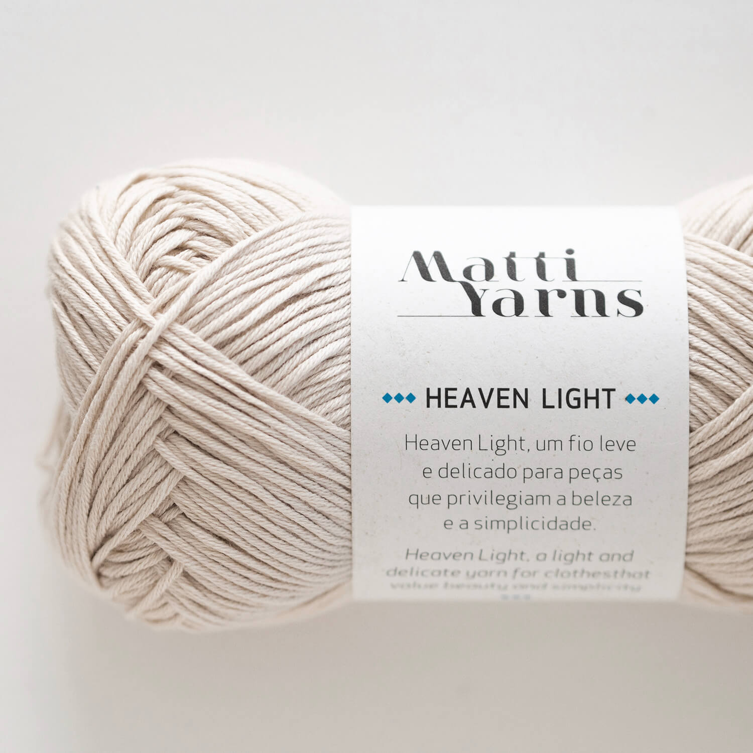 Novelo de fio bege claro com etiqueta Matiti Yarns HEAVEN LIGHT