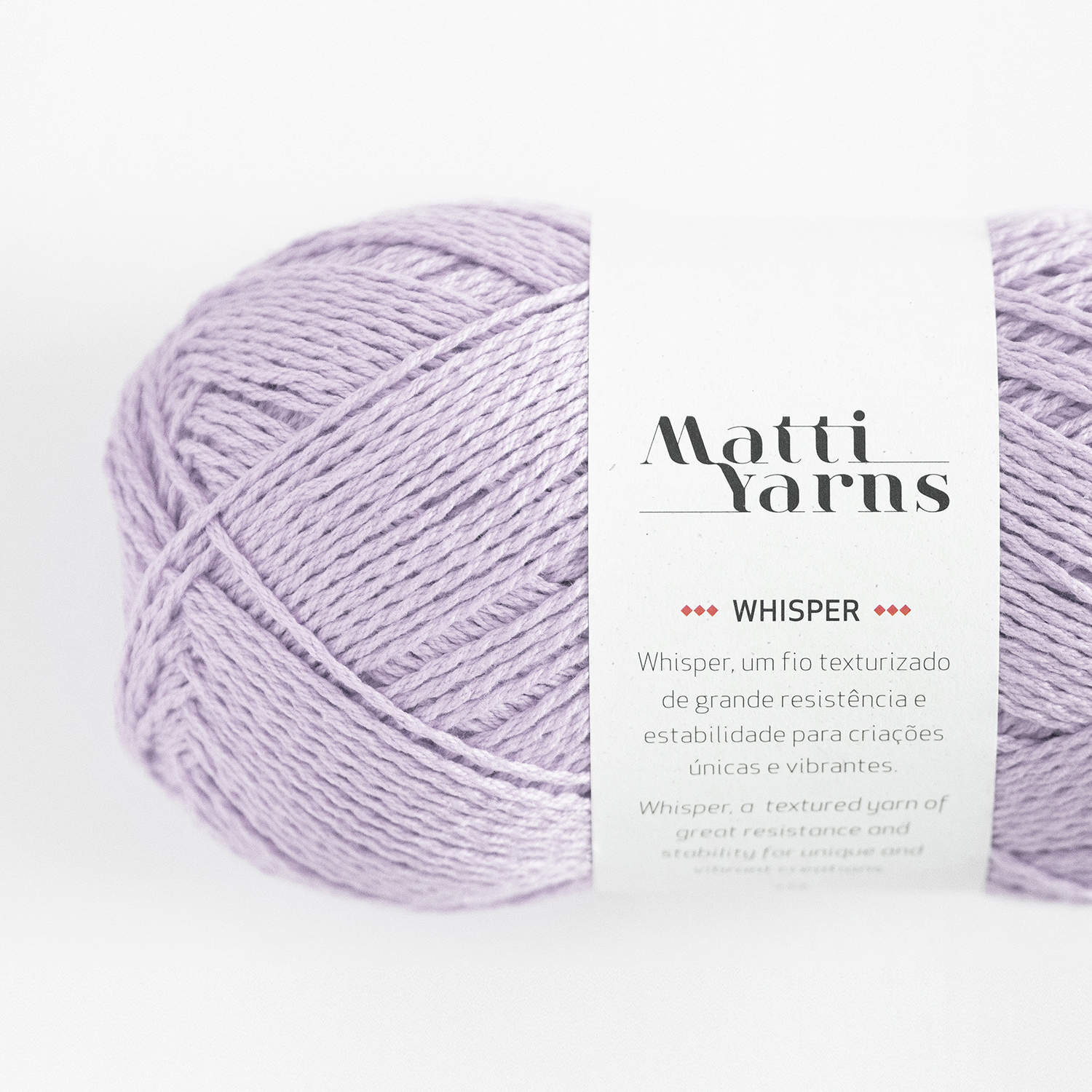 Novelo de lã roxa clara com etiqueta branca da marca Matti Yarns Whisper.