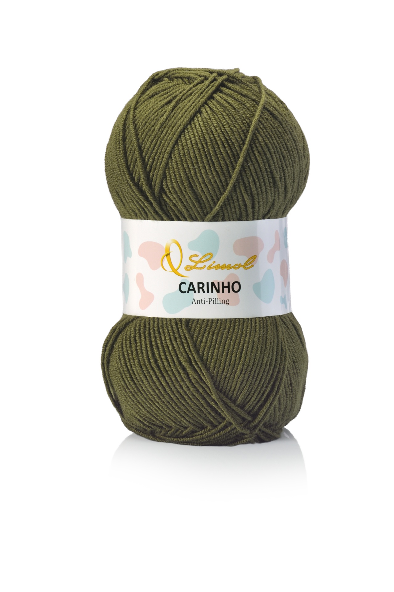 Novelo de lã verde-oliva com rótulo branco e texto CARINHO Anti-Pilling