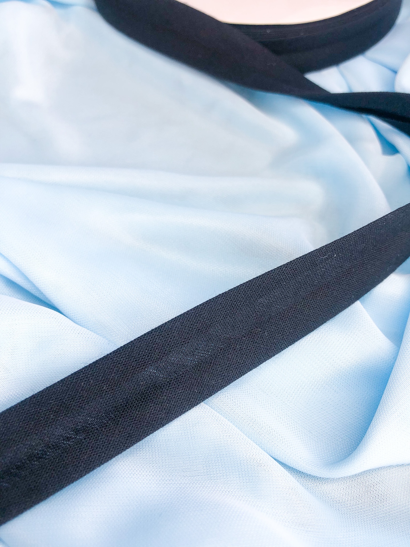 tecido azul claro com fita preta