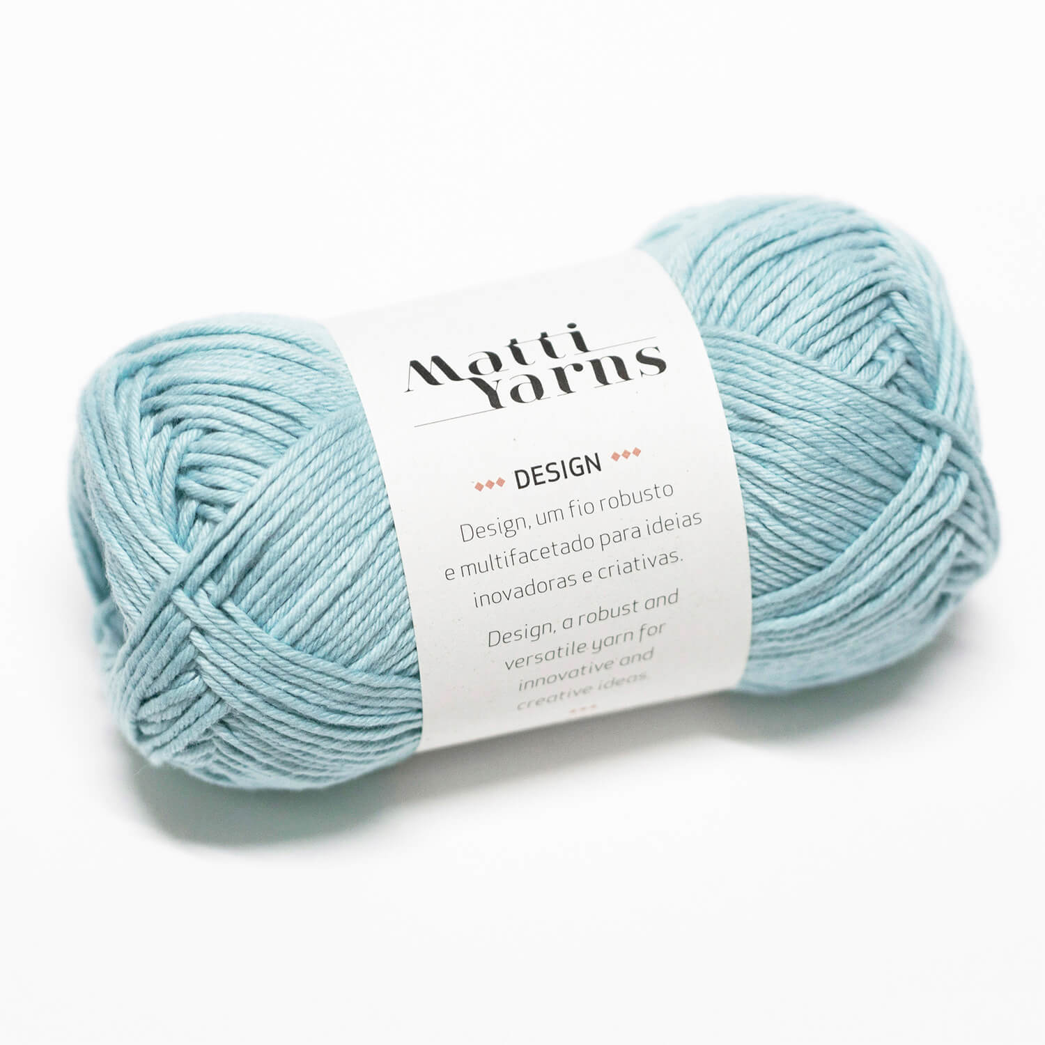 Ovillo de lã azul clara Motti Yarns com etiqueta branca