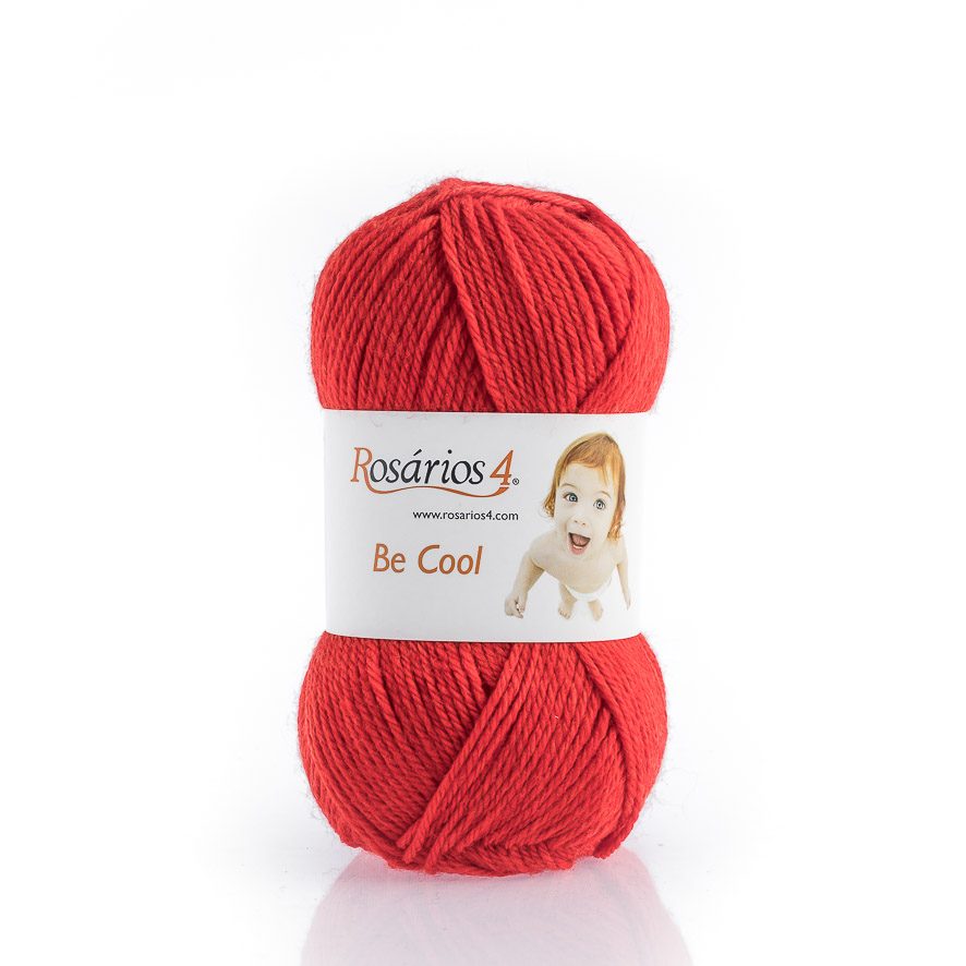 Novelo de lã vermelho com rótulo branco Rosários 4 e imagem de bebé