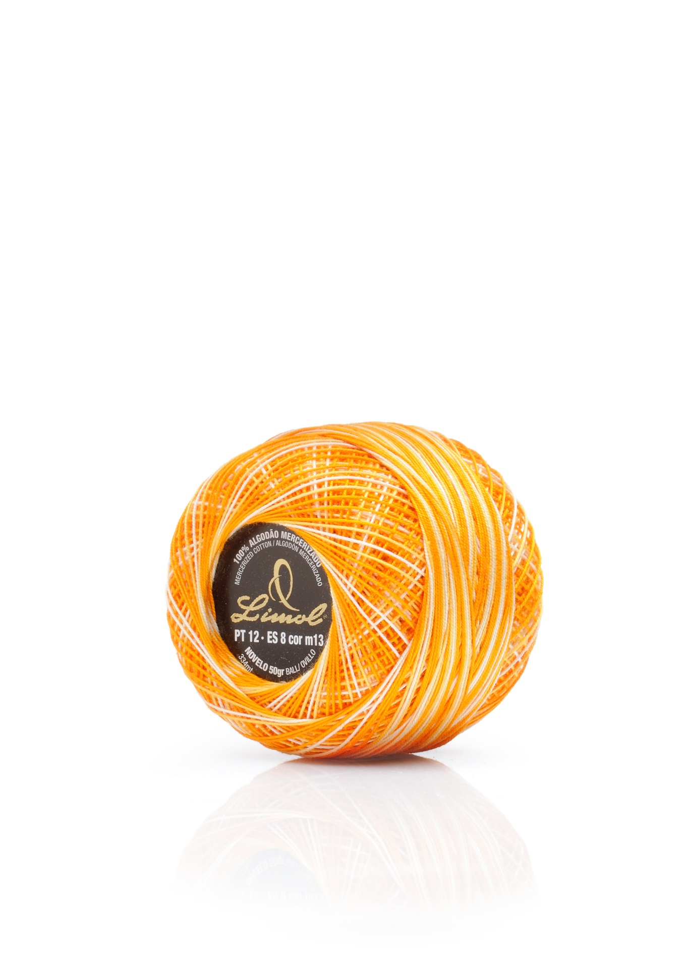 Novelo de linha colorida laranja e branco com rótulo preto e dourado