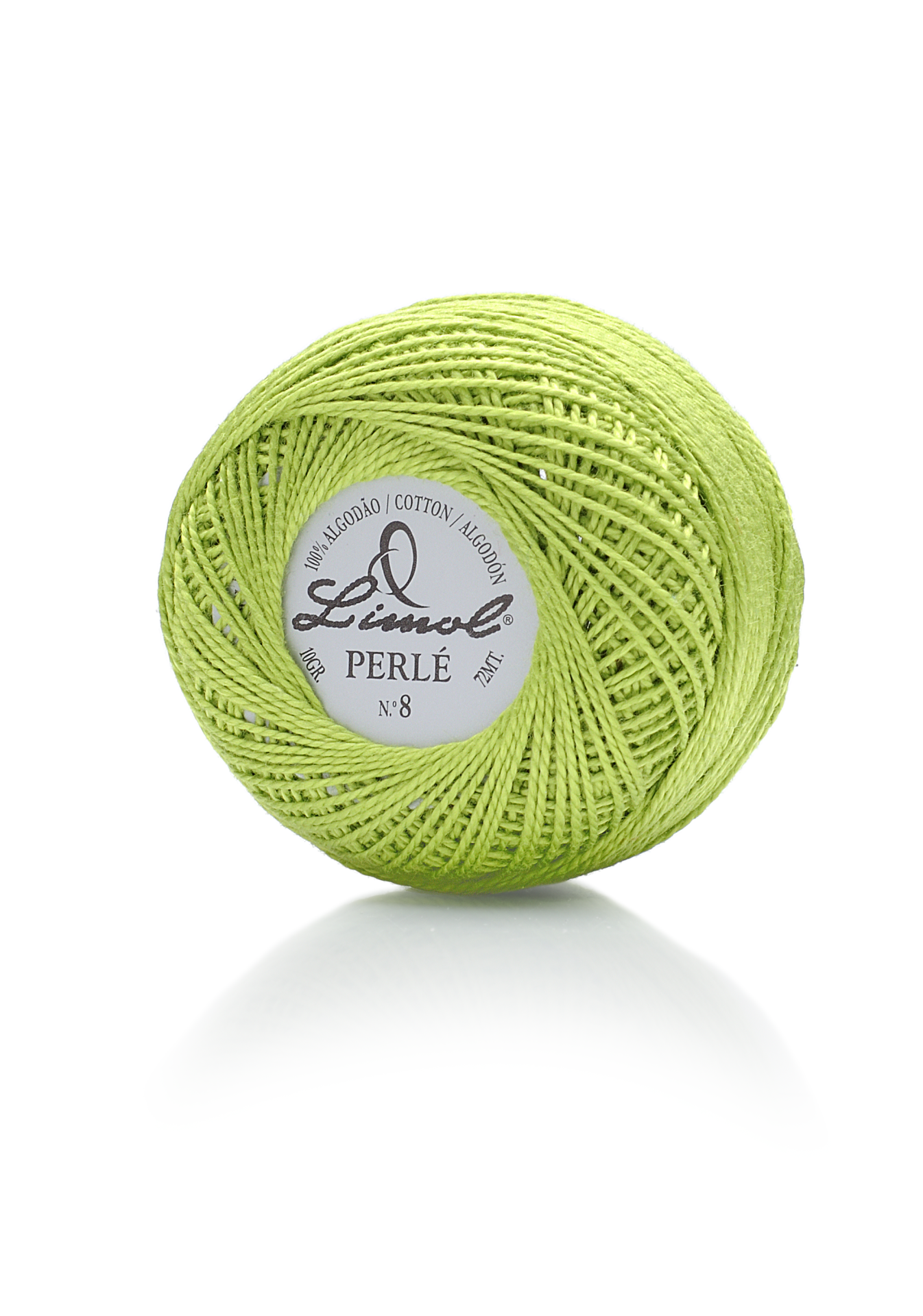 Rolo de fio verde-limão 100% algodão Limol Perlé Nº 8 isolado em fundo branco