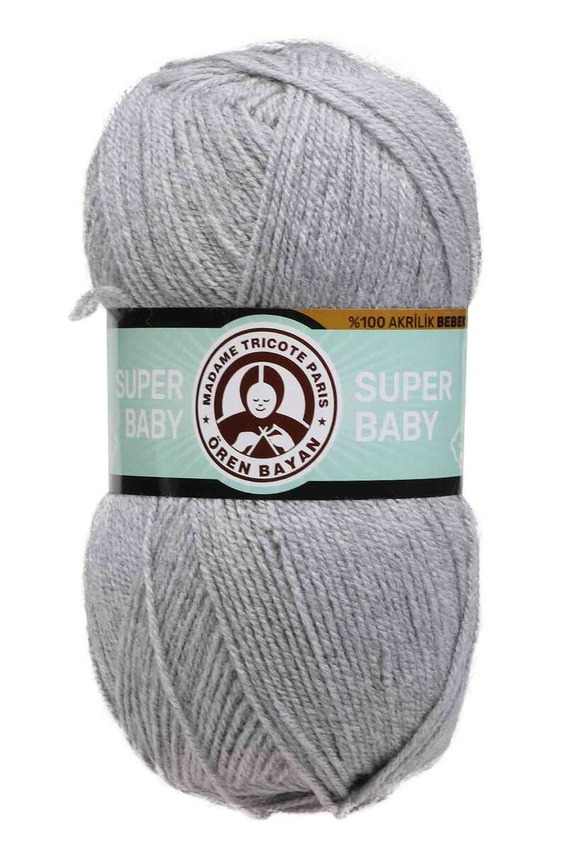 Novelo de lã cinzenta clara com rótulo SUPER BABY em ambiente neutro