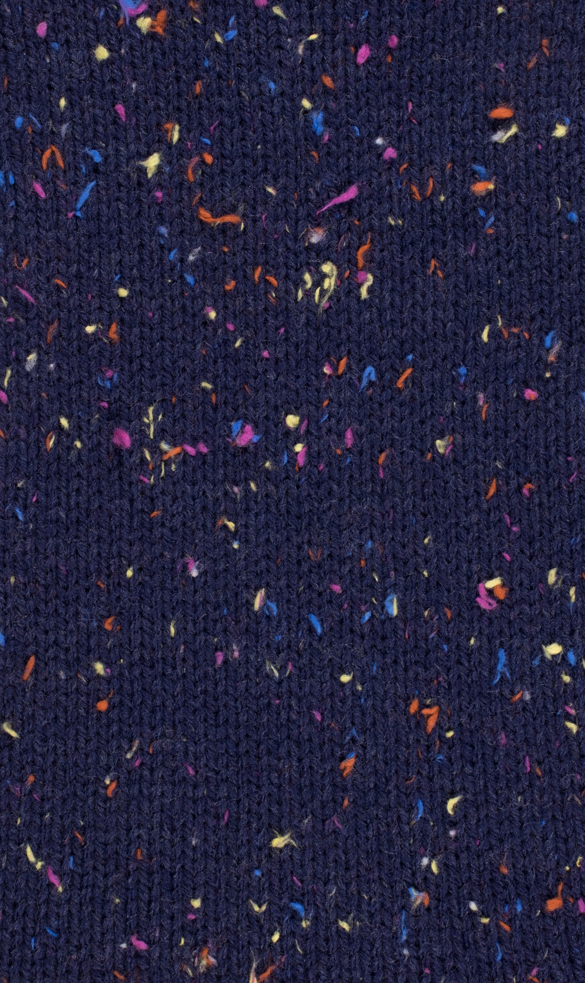 tecido de malha azul escuro com manchas coloridas