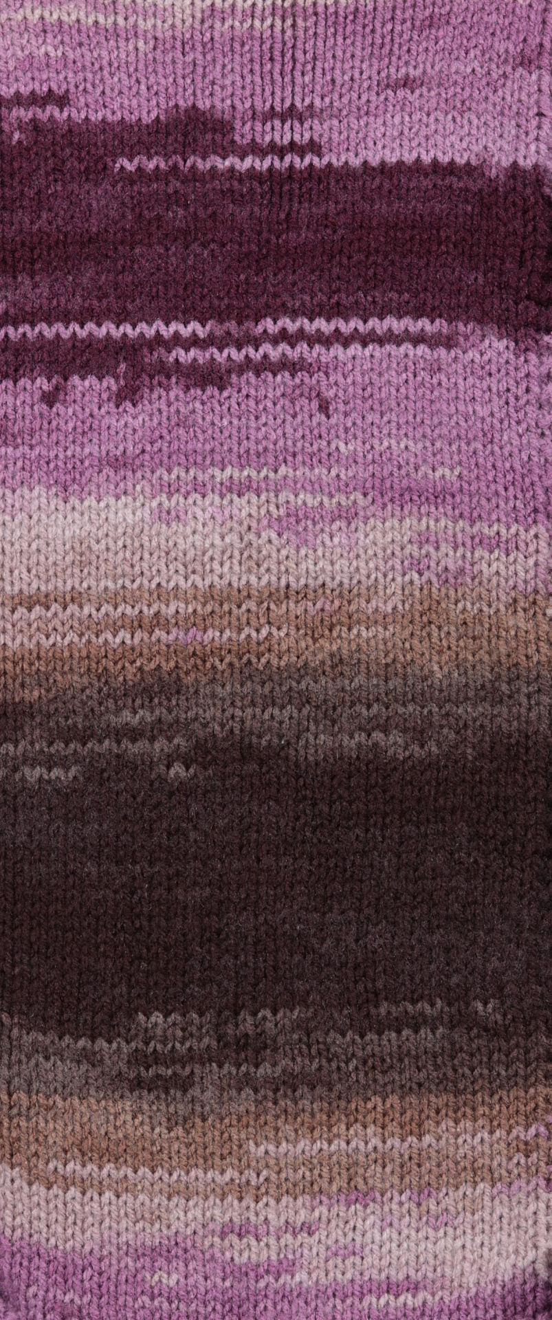 Tecido de malha com padrão de riscas em tons roxo, lilás e castanho