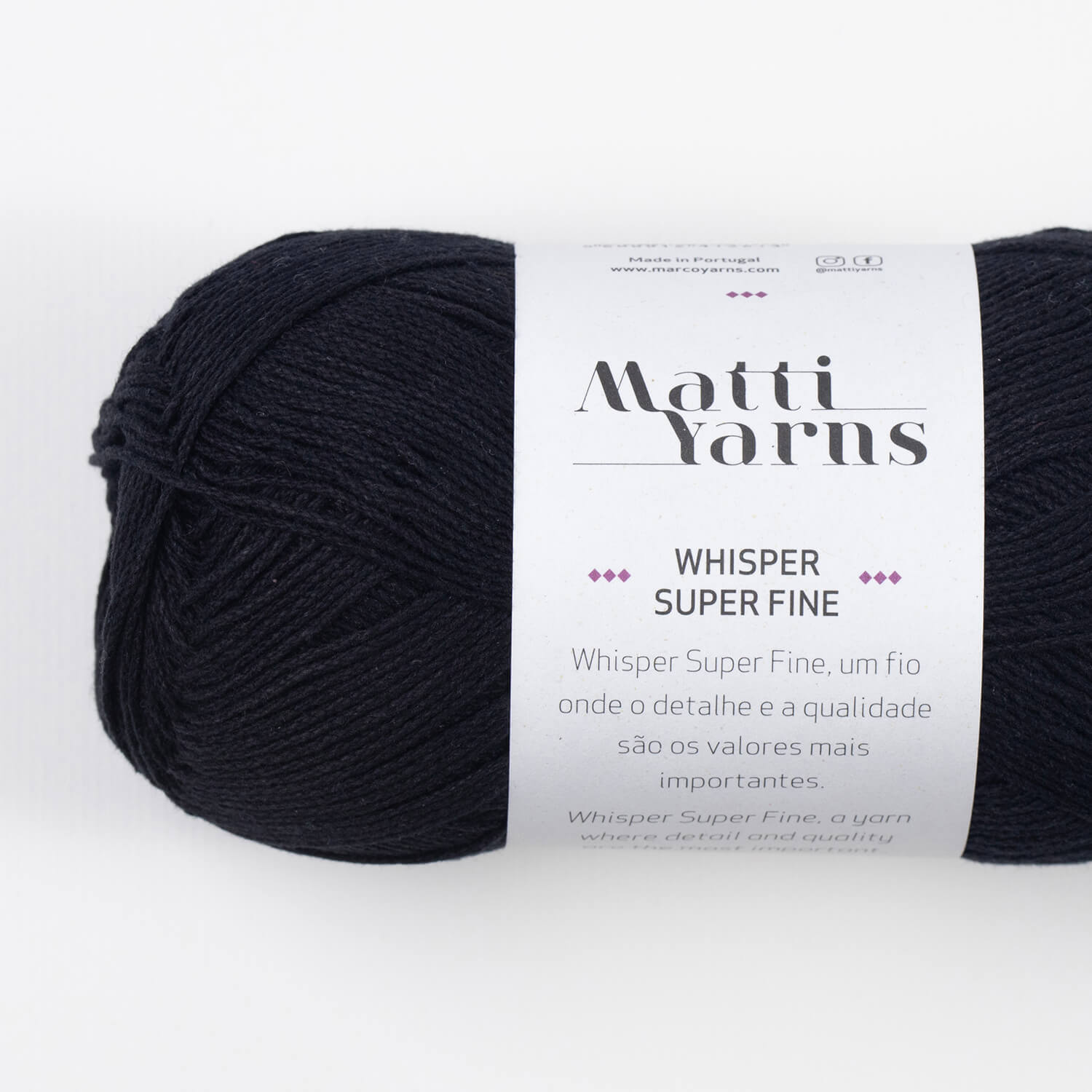 Novelo de fio preto Matti Yarns Whisper Super Fine com etiqueta branca