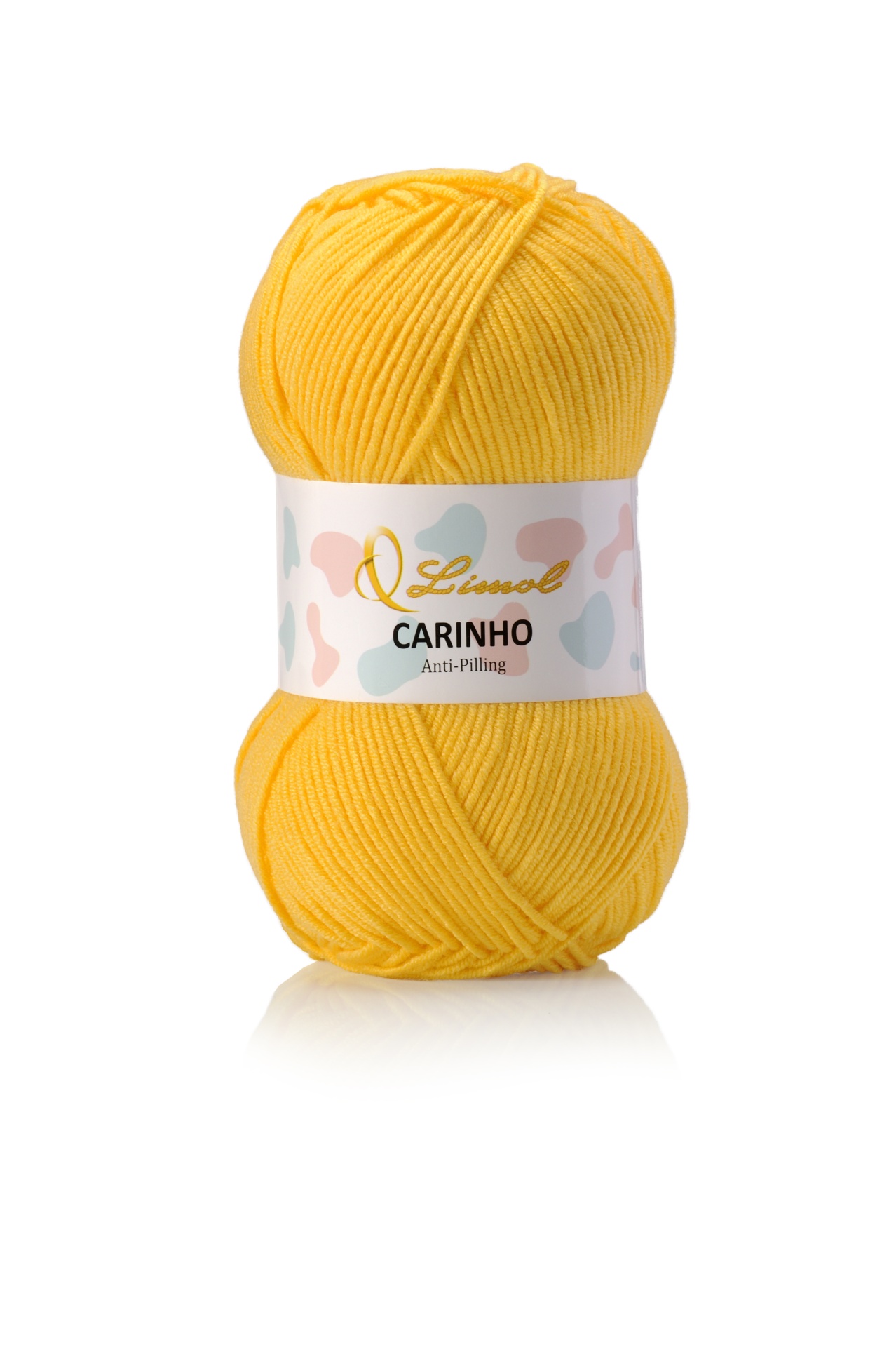 Novelo de lã amarelo com etiqueta branca em fundo branco