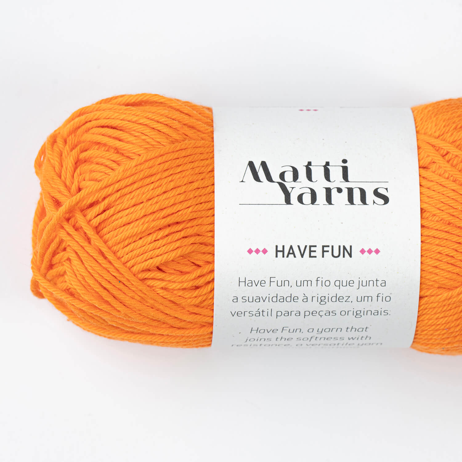 Novelo de fio laranja Matti Yarns com etiqueta HAVE FUN