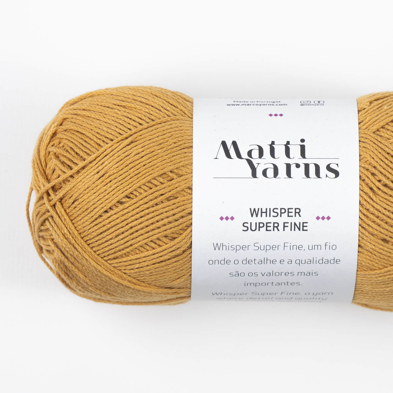 Novelo de fio de lã bege claro da marca Matti Yarns com rótulo branco.