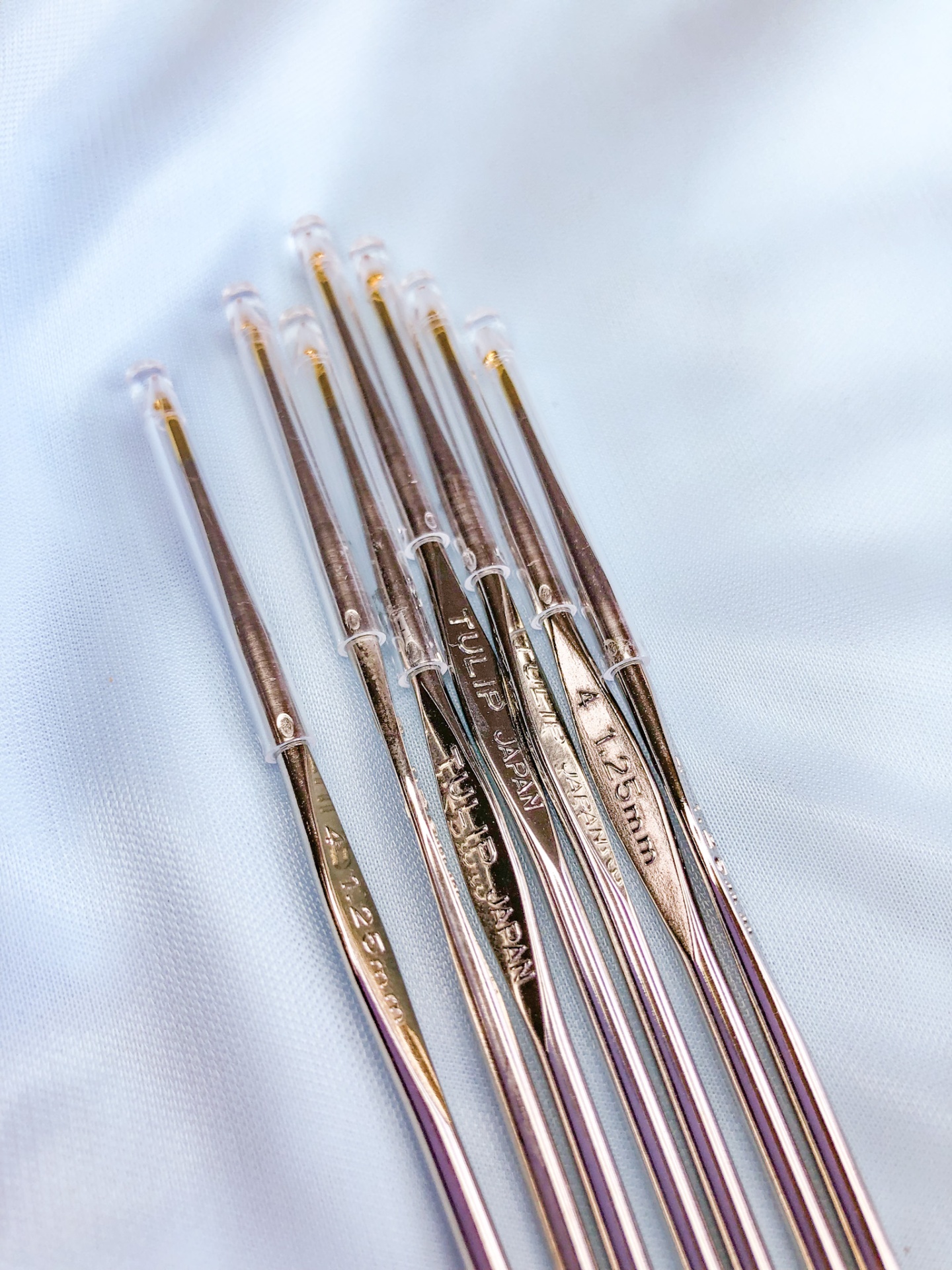 Conjunto de agulhas de crochet metálicas com proteção nas pontas e texto TULIP JAPAN