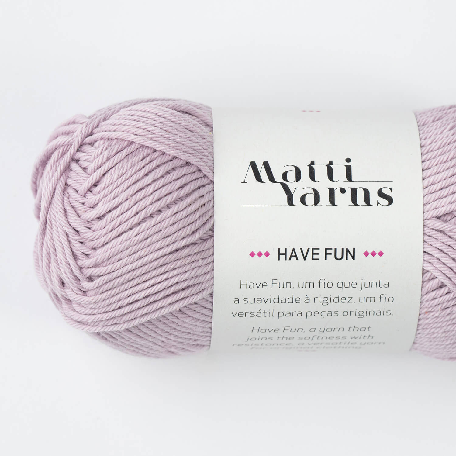 Novelo de fio cor rosa claro com etiqueta branca da marca Matti Yarns
