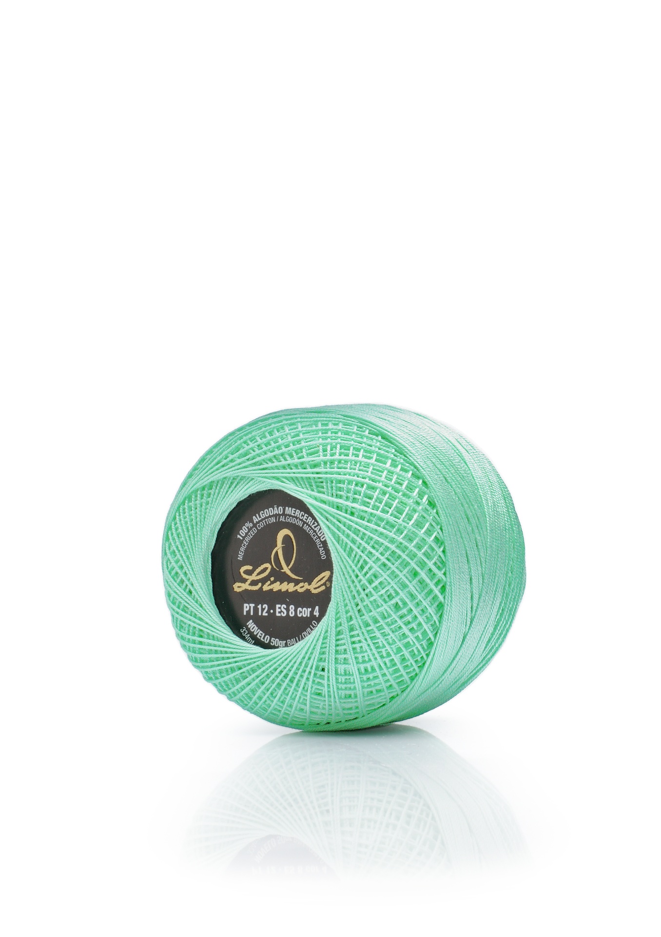 Novelo de linha verde claro com rótulo preto com texto