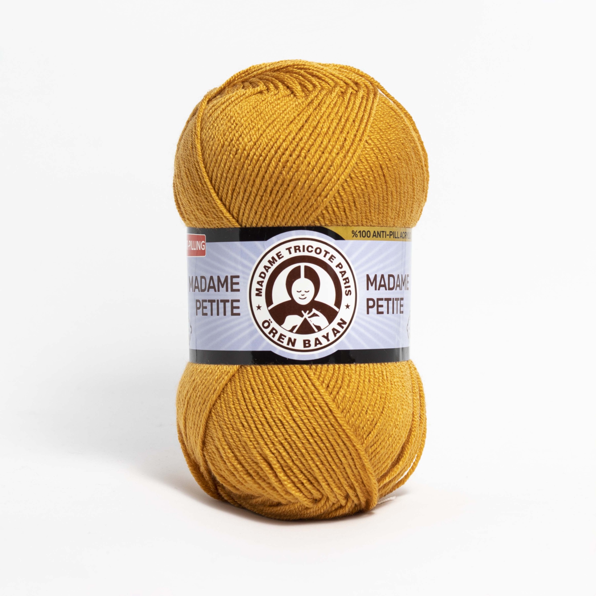 Novelo de lã amarelo mostarda com etiqueta da marca Madame Petite