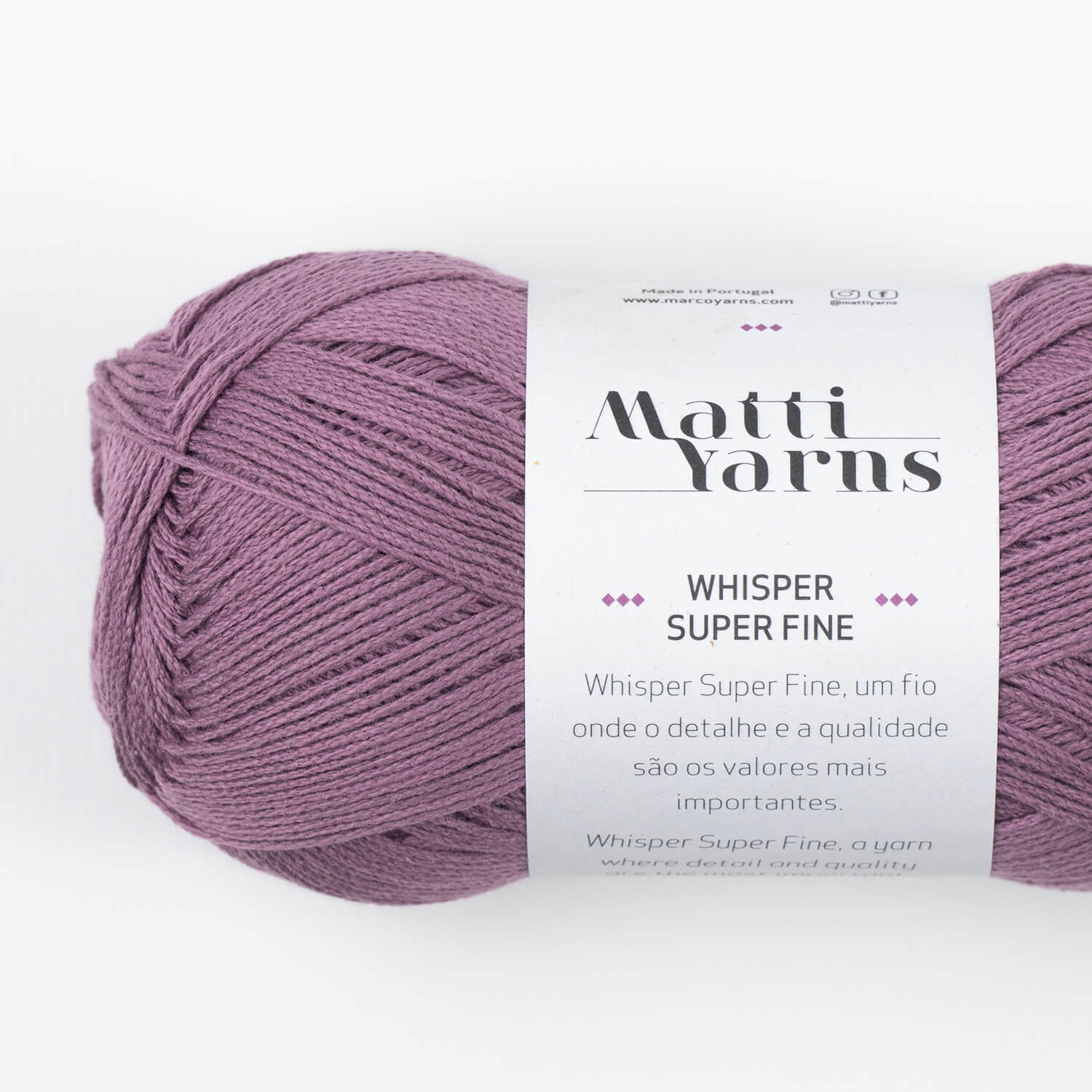 Novelo de fio lilás Whisper Super Fine da Matti Yarns com etiqueta branca