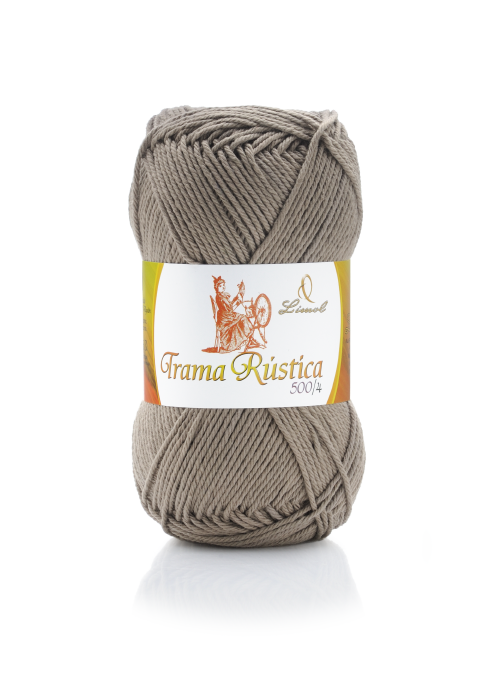 Novelo de fio cinza claro com etiqueta 'Trama Rústica' e imagem de pessoa a fiar