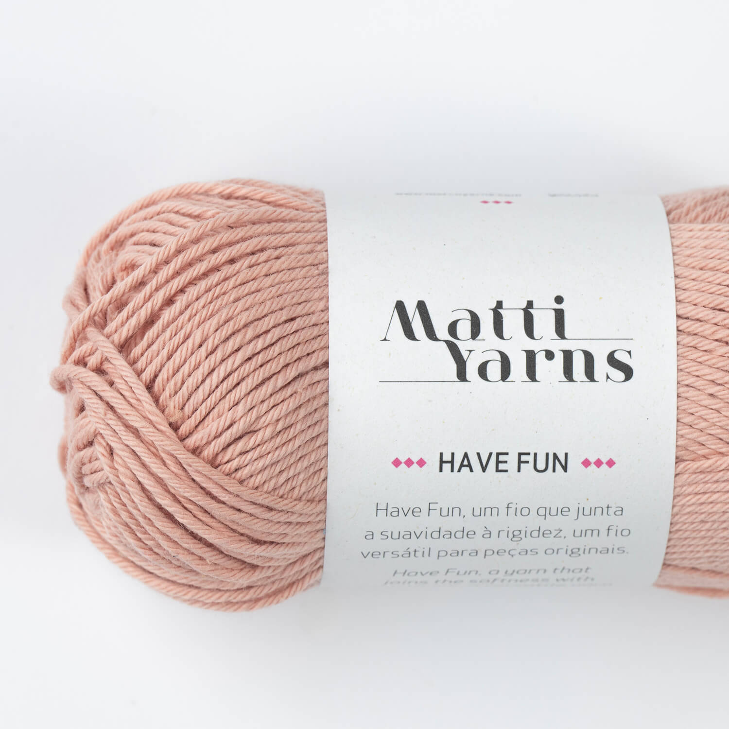 Novelo de fio rosa claro com rótulo branco da Matti Yarns