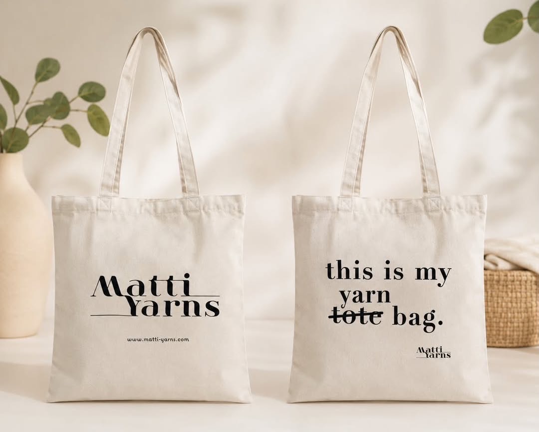 Duas sacolas tote de algodão cru com frases impressas à frente