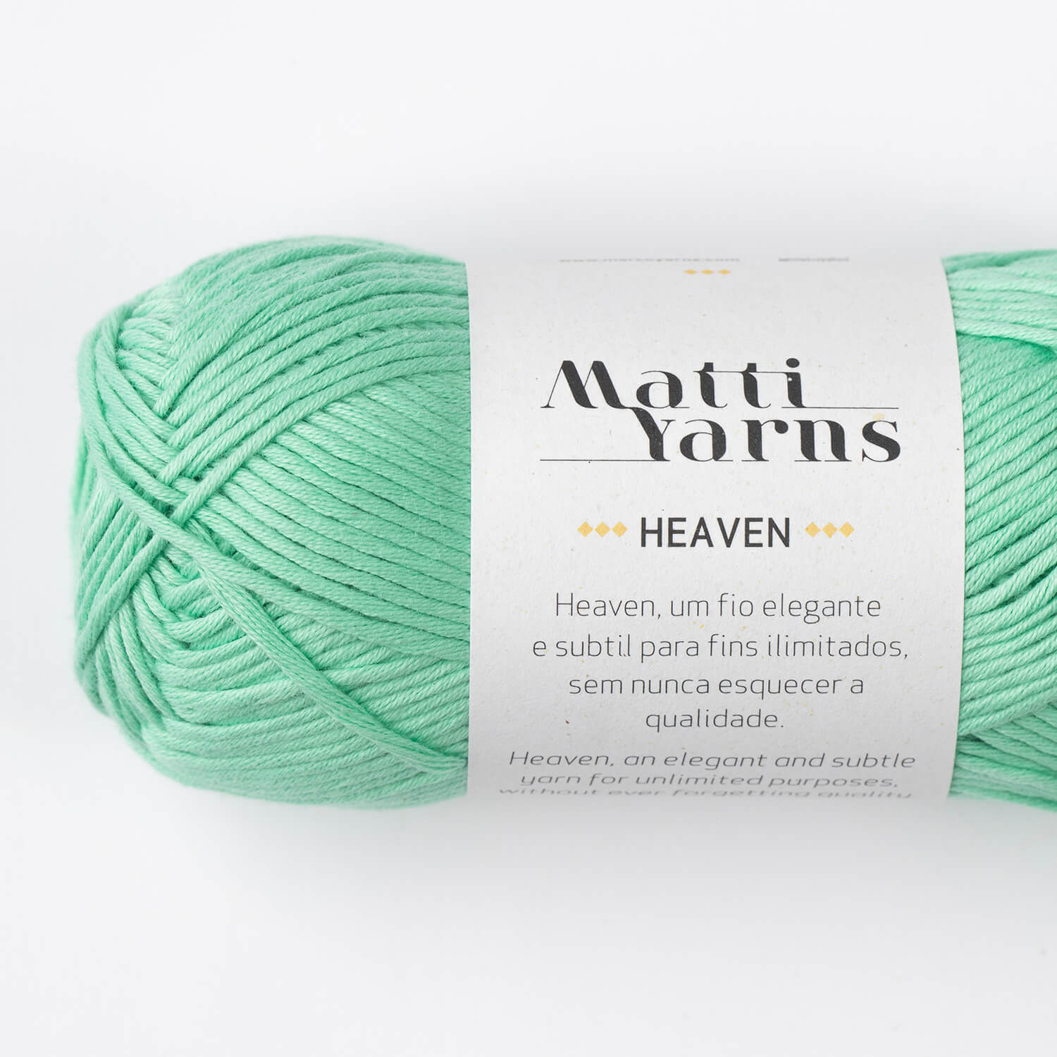 Novelo de fio verde menta da marca Matti Yarns com etiqueta 'HEAVEN'