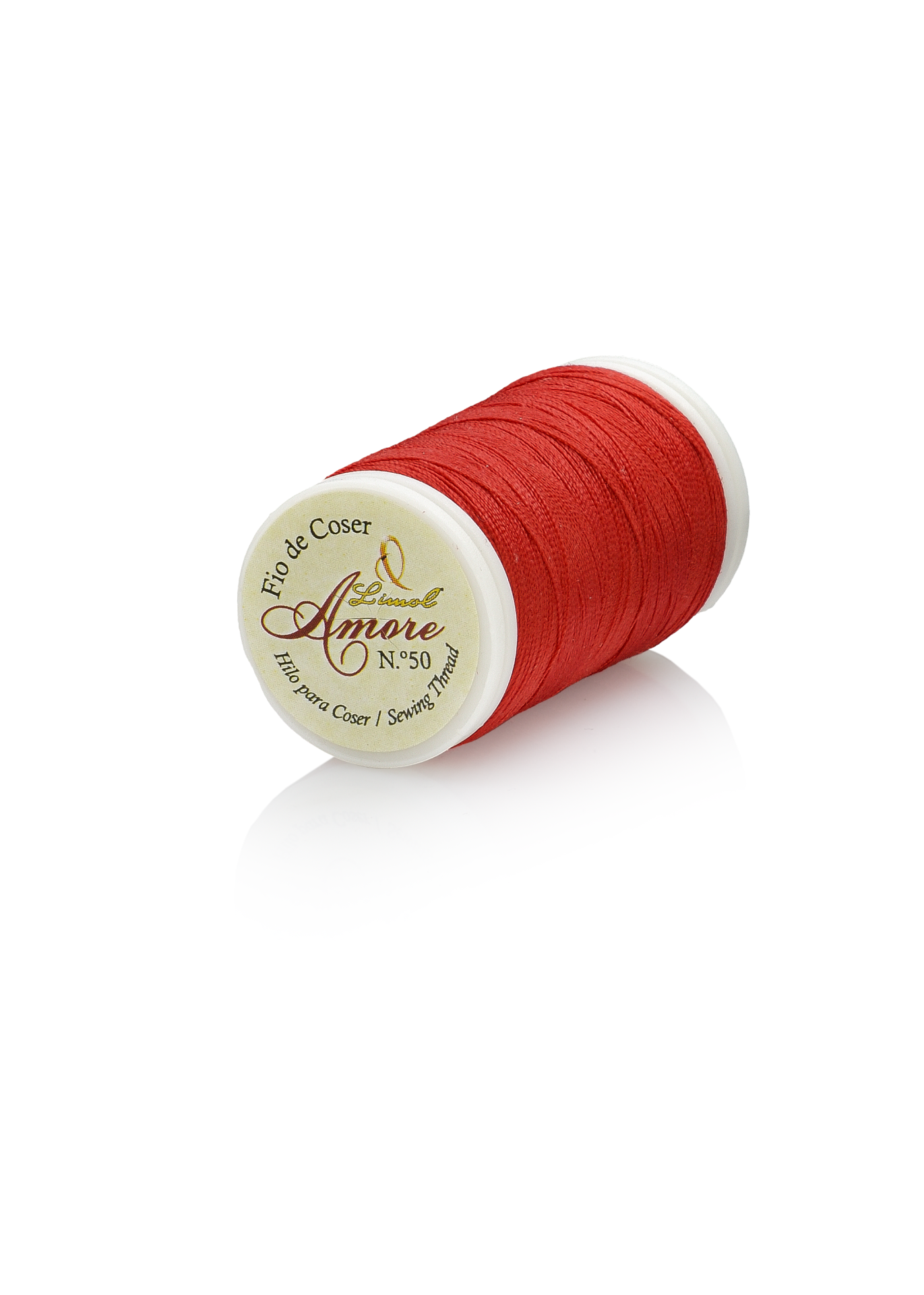 Rolo de linha de coser vermelho com etiqueta branca e texto